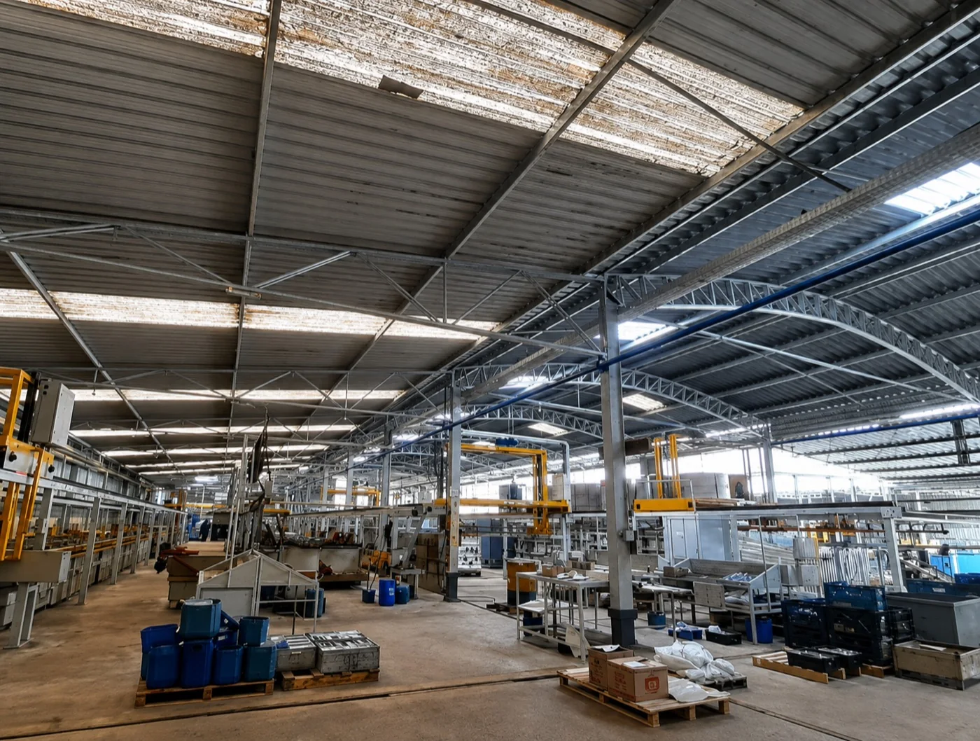 Inside Artec Galvanotécnica's factory: steel structure, overhead cranes, and production benches