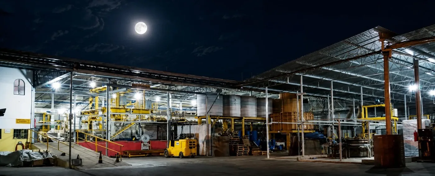Artec Galvanotécnica industrial plant, nighttime view of the production line